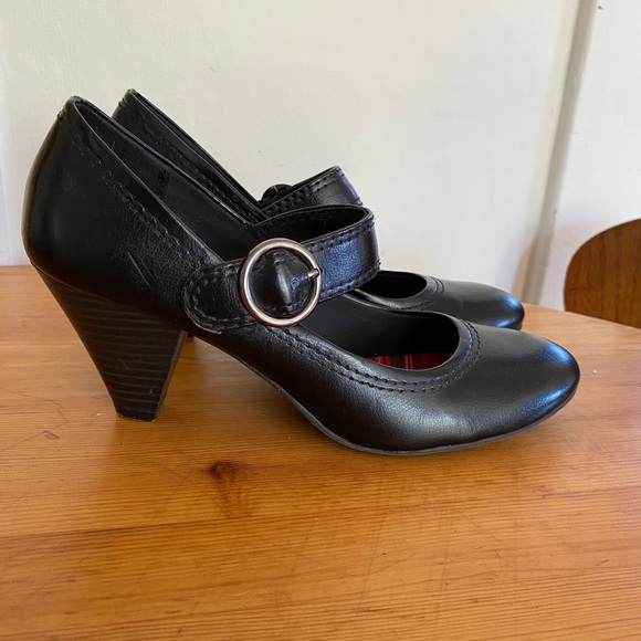3 for 15$! American Eagle heeled vegan patent leather black Mary Jane’s. Size 8. - Picture 2 of 6